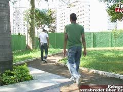 Durchtrainierter Latino schleppt Boy in Park für Blowjob ab